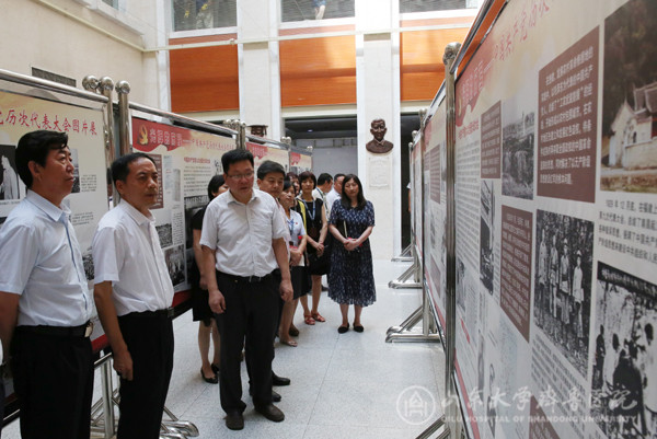 “光辉的历程”——中国共产党历次代表大会图片展走进医院