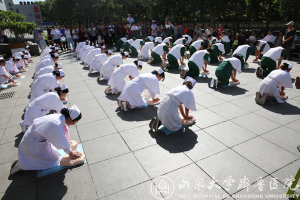 我院举办庆祝“世界急救日”暨“生命卫士，救在身边”百人心肺复苏演示活动