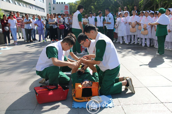 我院举办庆祝“世界急救日”暨“生命卫士，救在身边”百人心肺复苏演示活动