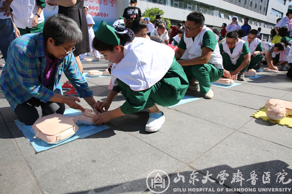 我院举办庆祝“世界急救日”暨“生命卫士，救在身边”百人心肺复苏演示活动