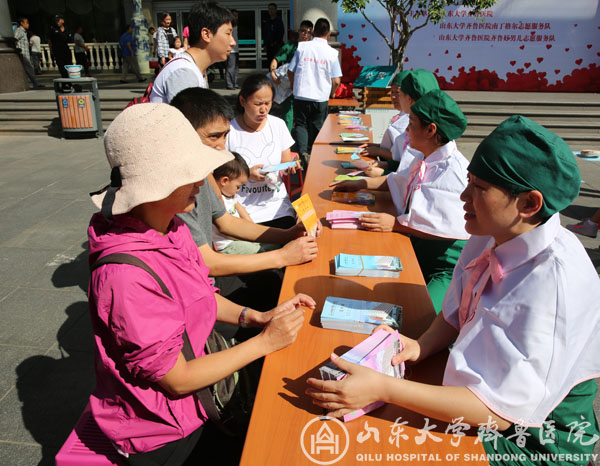 我院举办庆祝“世界急救日”暨“生命卫士，救在身边”百人心肺复苏演示活动