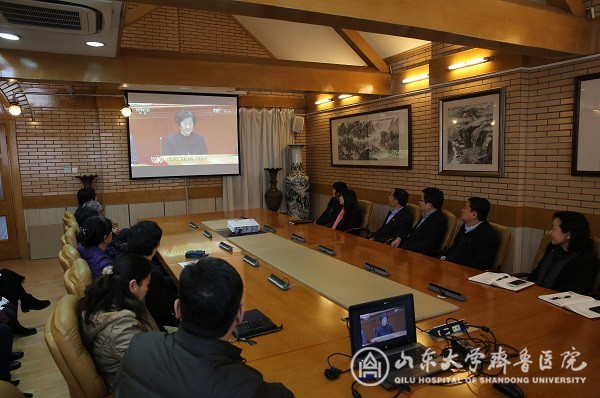 医院认真组织医务员工收看庆祝改革开放四十周年大会